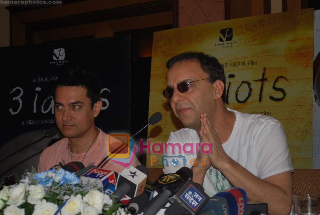 Vidhu Vinod Chopra, Aamir Khan at 3 Idiots press meet in Taj Land's End on 22nd Dec 2009 
