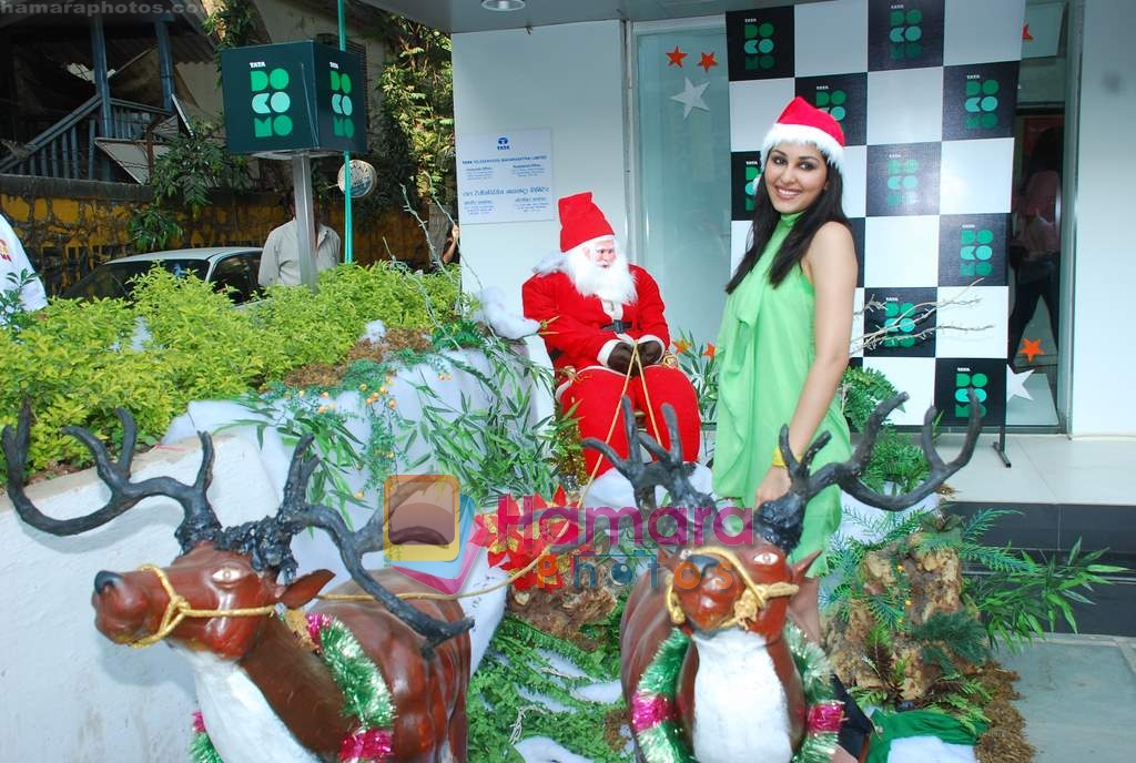 Pooja Chopra spends Christmas with children at Tata Docomo store in Bandra on 24th Dec 2009 