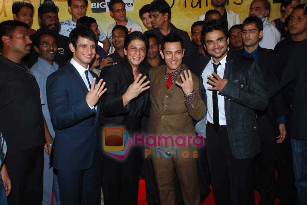Aamir Khan, Sharman Joshi, Shahrukh Khan, Madhavan at 3 Idiots premiere in IMAX Wadala, Mumbai on 23rd Dec 2009 