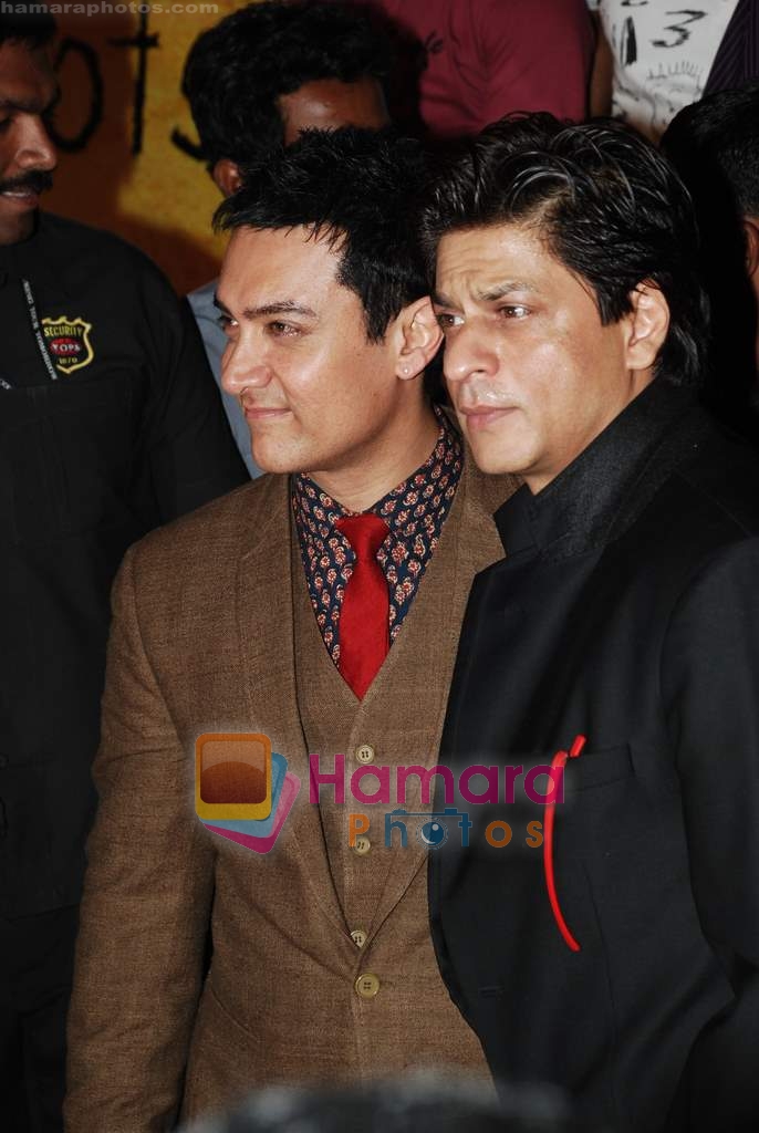 Shahrukh Khan, Aamir Khan at 3 Idiots premiere in IMAX Wadala, Mumbai on 23rd Dec 2009 