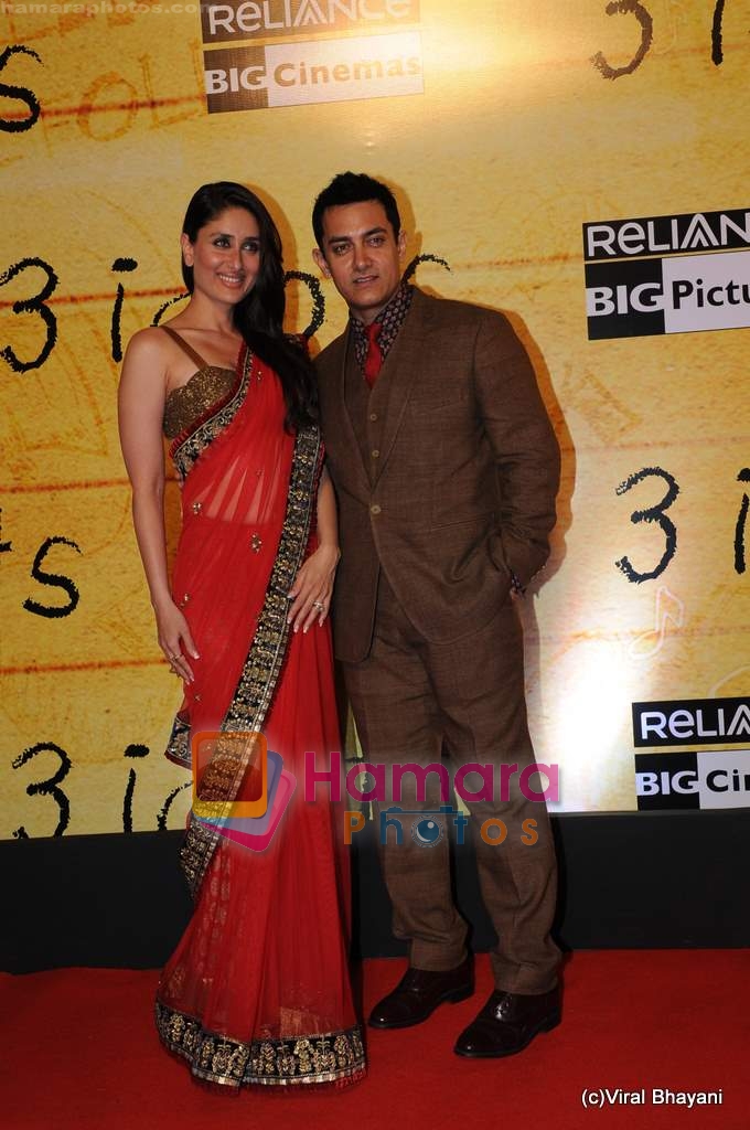 Aamir Khan, Kareena Kapoor at 3 Idiots premiere in IMAX Wadala, Mumbai on 23rd Dec 2009 
