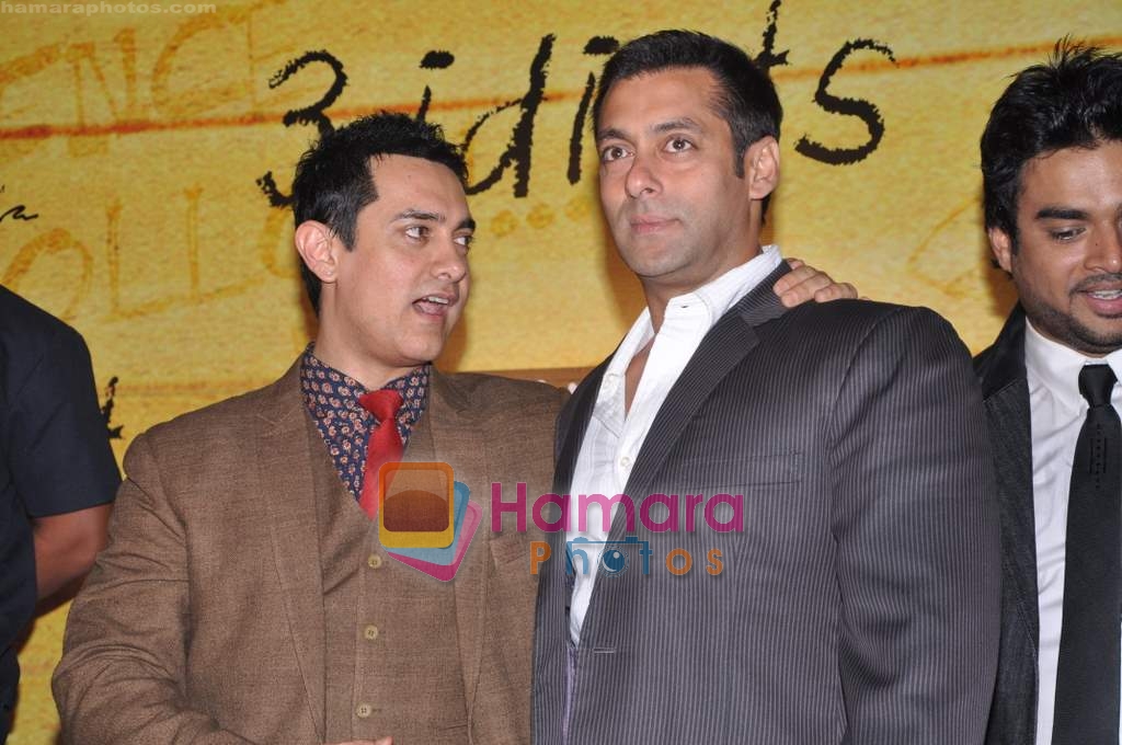 Aamir Khan, Salman Khan at 3 Idiots premiere in IMAX Wadala, Mumbai on 23rd Dec 2009 