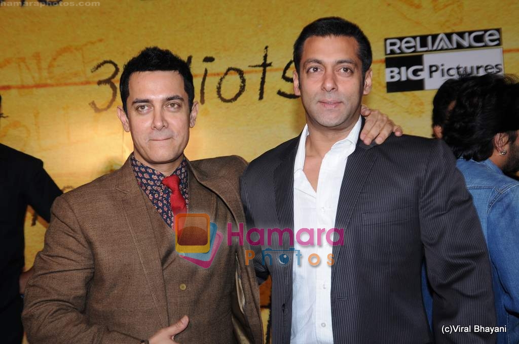 Aamir Khan, Salman Khan at 3 Idiots premiere in IMAX Wadala, Mumbai on 23rd Dec 2009 ~0