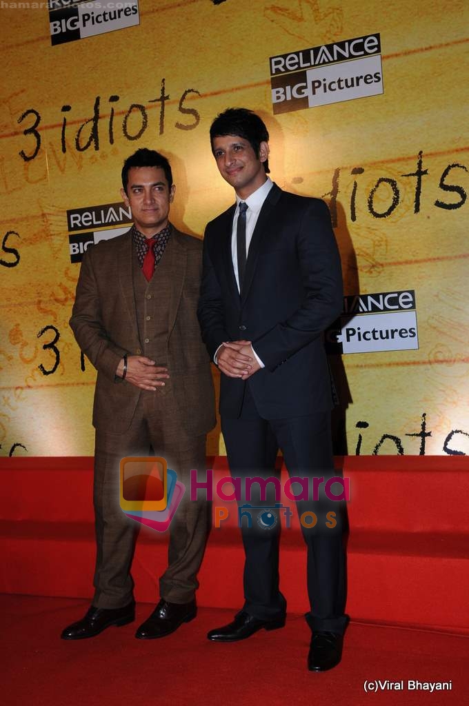 Aamir Khan, Sharman Joshi at 3 Idiots premiere in IMAX Wadala, Mumbai on 23rd Dec 2009 