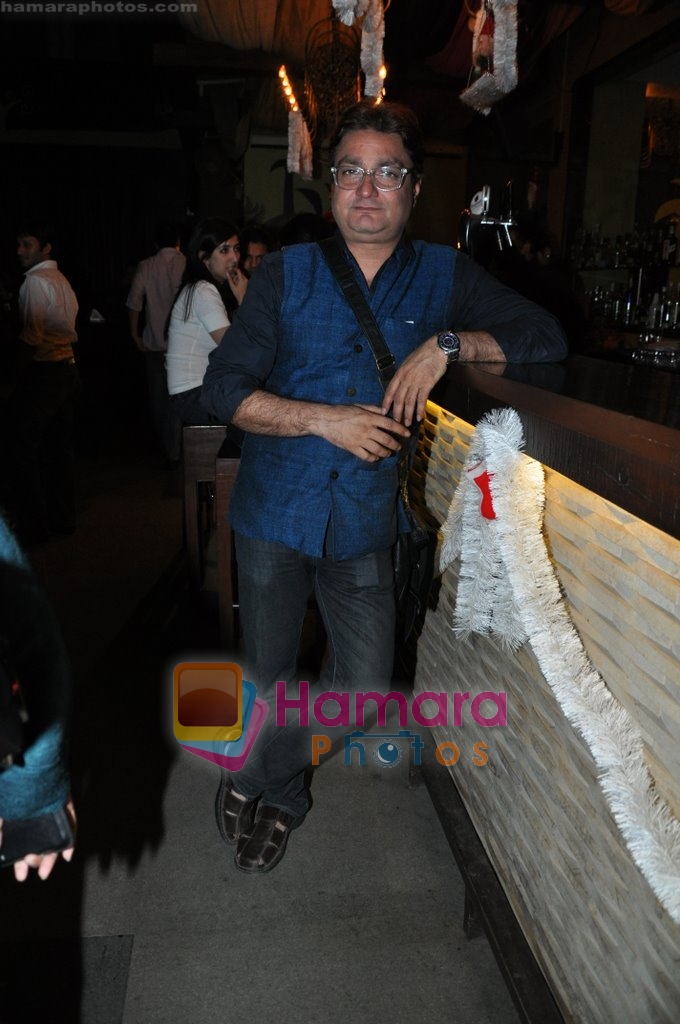 Vinay Pathak at Raat Gayi Baat Gayi cast chills at Bonobo bar in Bandra, Mumbai on 30th Dec 2009 
