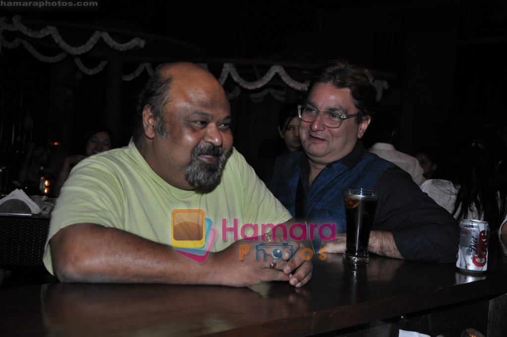 Saurabh Shukla, Vinay Pathak at Raat Gayi Baat Gayi cast chills at Bonobo bar in Bandra, Mumbai on 30th Dec 2009 