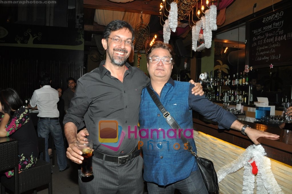 Rajat Kapoor, Vinay Pathak at Raat Gayi Baat Gayi cast chills at Bonobo bar in Bandra, Mumbai on 30th Dec 2009 