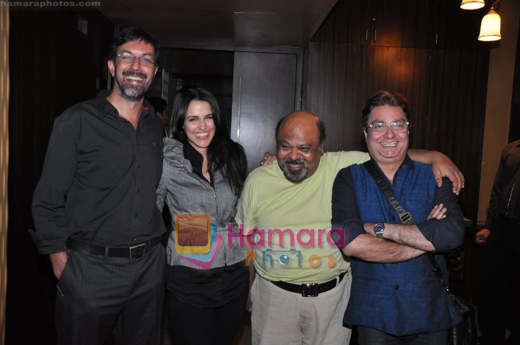 Neha Dhupia, Rajat Kapoor, Saurabh Shukla, Vinay Pathak at Raat Gayi Baat Gayi cast chills at Bonobo bar in Bandra, Mumbai on 30th Dec 2009 