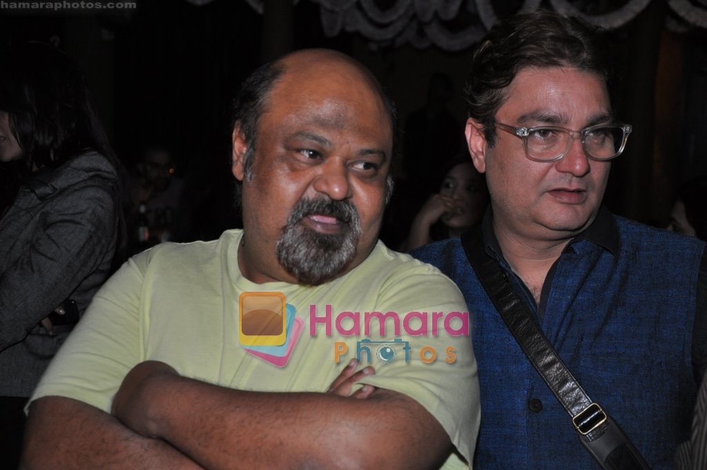 Saurabh Shukla, Vinay Pathak at Raat Gayi Baat Gayi cast chills at Bonobo bar in Bandra, Mumbai on 30th Dec 2009 