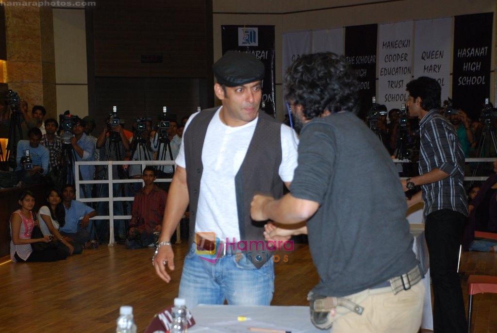 Salman Khan promotes Veer at college fest in Jamnabai, Mumbai on 4th Jan 2010 