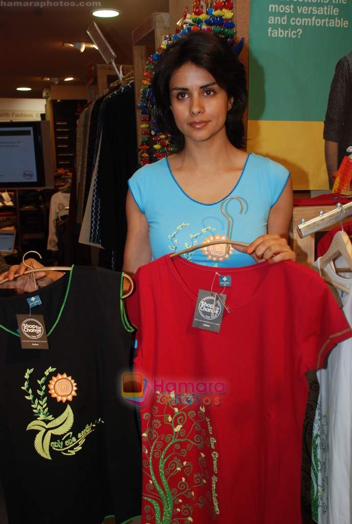 Gul Panag at Mother Earth's tie up with Shop for Change in Soba Central on 7th Jan 2010 