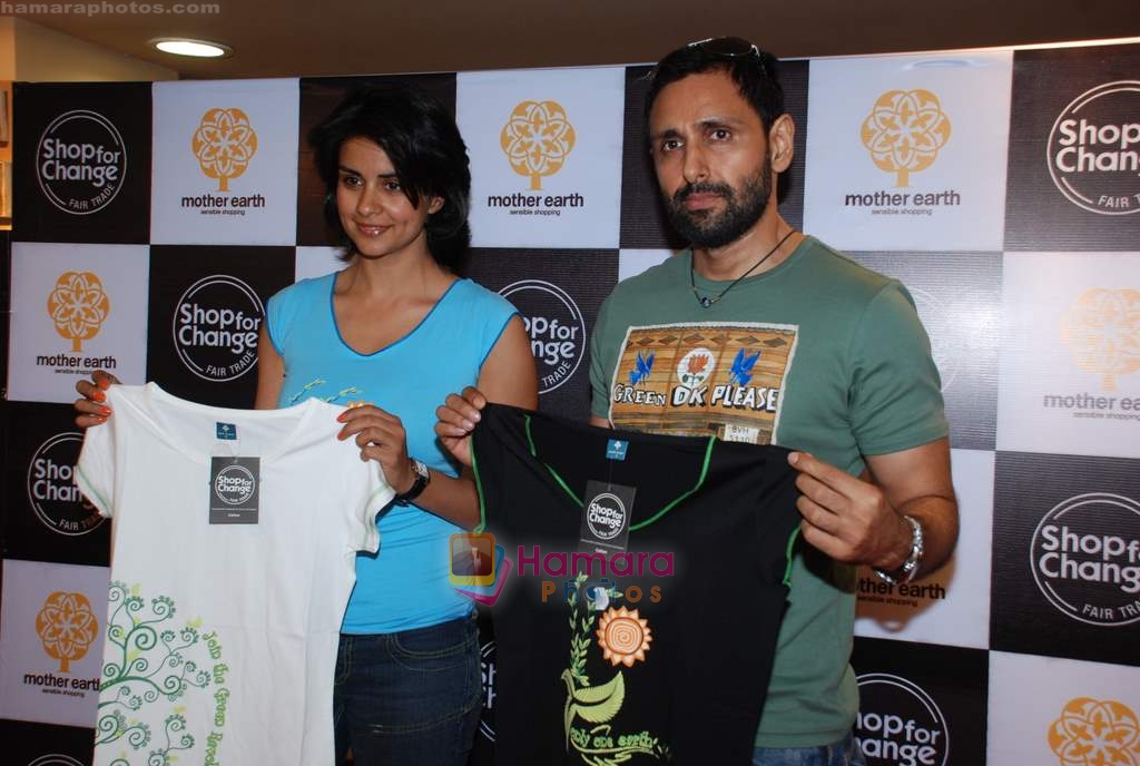 Gul Panag, Parveen Dabbas at Mother Earth's tie up with Shop for Change in Soba Central on 7th Jan 2010 