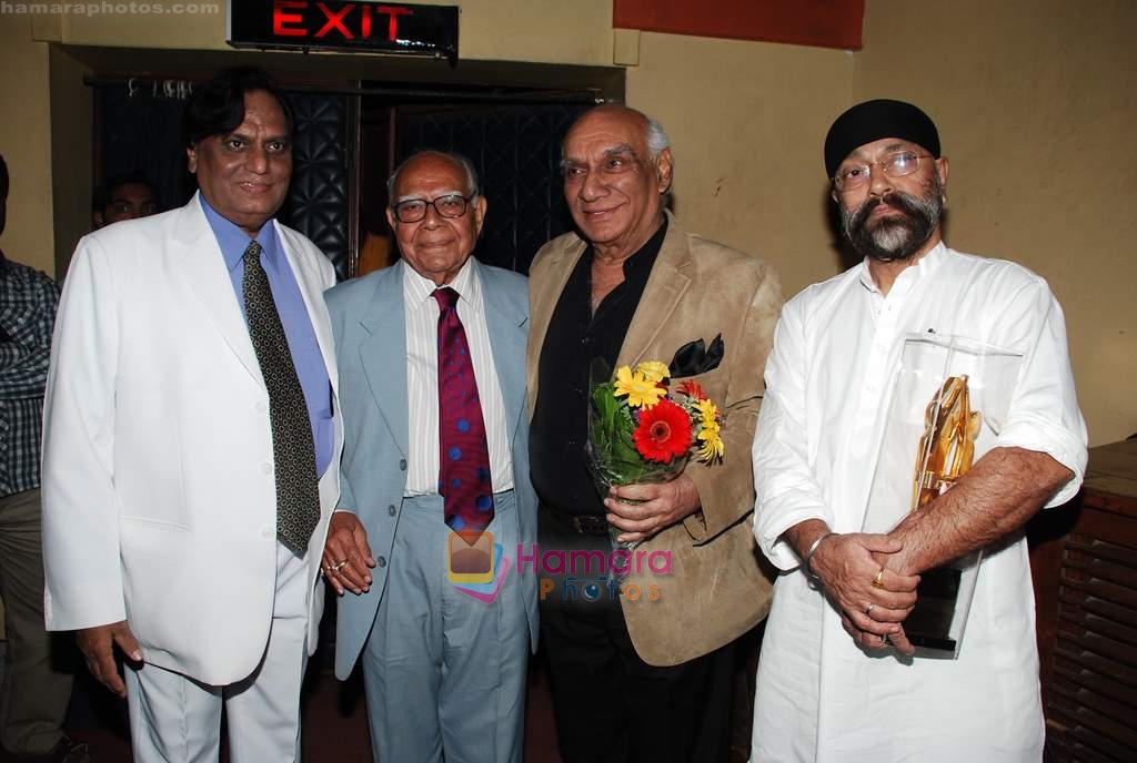 Yash Chopra pay tribute to Mahendra Kapoor in St Andrews on 7th Jan 2009