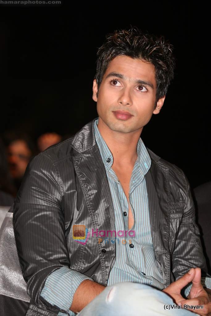 Shahid Kapoor at the Red Carpet of Apsara Awards in Chitrakot Grounds on 8th Jan 2010 