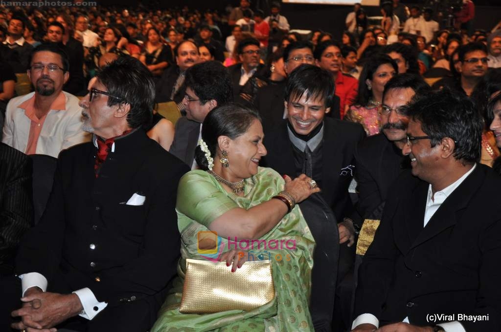 Jaya Bachchan, Amitabh Bachchan, Vivek Oberoi at the Red Carpet of Apsara Awards in Chitrakot Grounds on 8th Jan 2009 