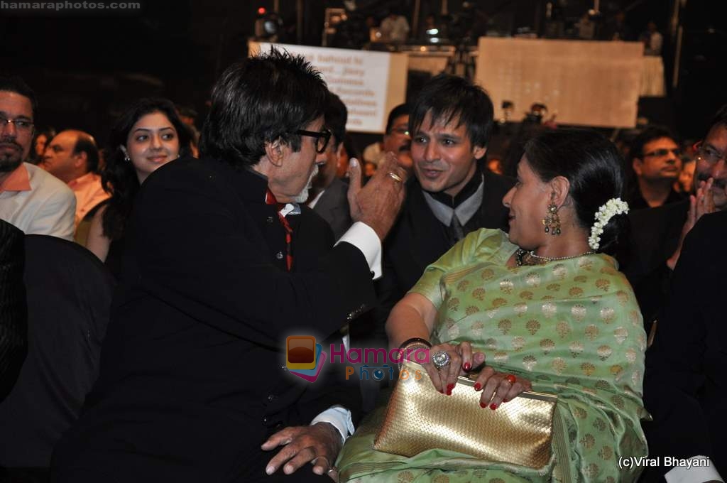 Jaya Bachchan, Amitabh Bachchan, Vivek Oberoi at the Red Carpet of Apsara Awards in Chitrakot Grounds on 8th Jan 2009 
