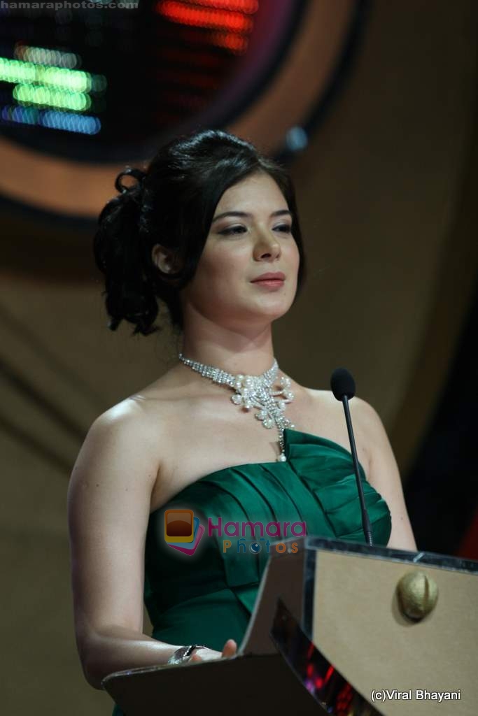 Urvashi Sharma at the Red Carpet of Apsara Awards in Chitrakot Grounds on 8th Jan 2010 