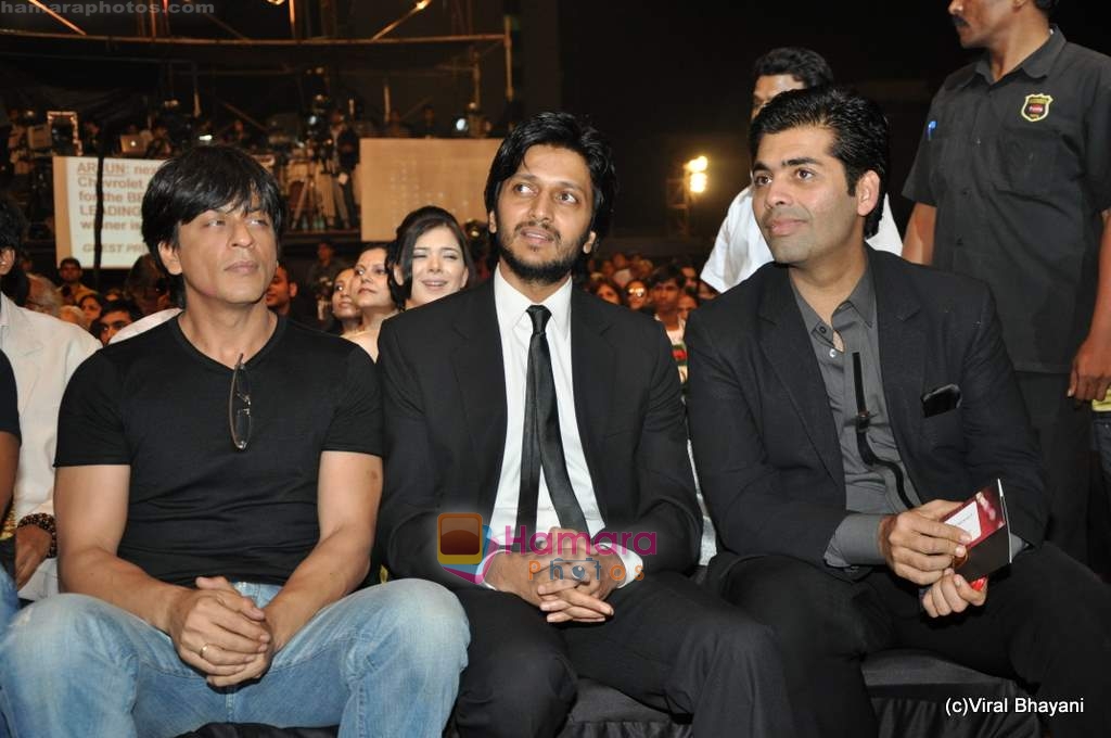 Shahrukh Khan, Ritesh Deshmukh, Karan Johar at the Red Carpet of Apsara Awards in Chitrakot Grounds on 8th Jan 2009 