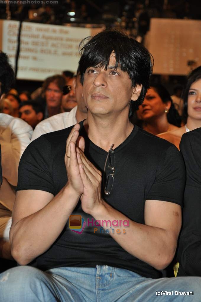 Shahrukh Khan at the Red Carpet of Apsara Awards in Chitrakot Grounds on 8th Jan 2009 