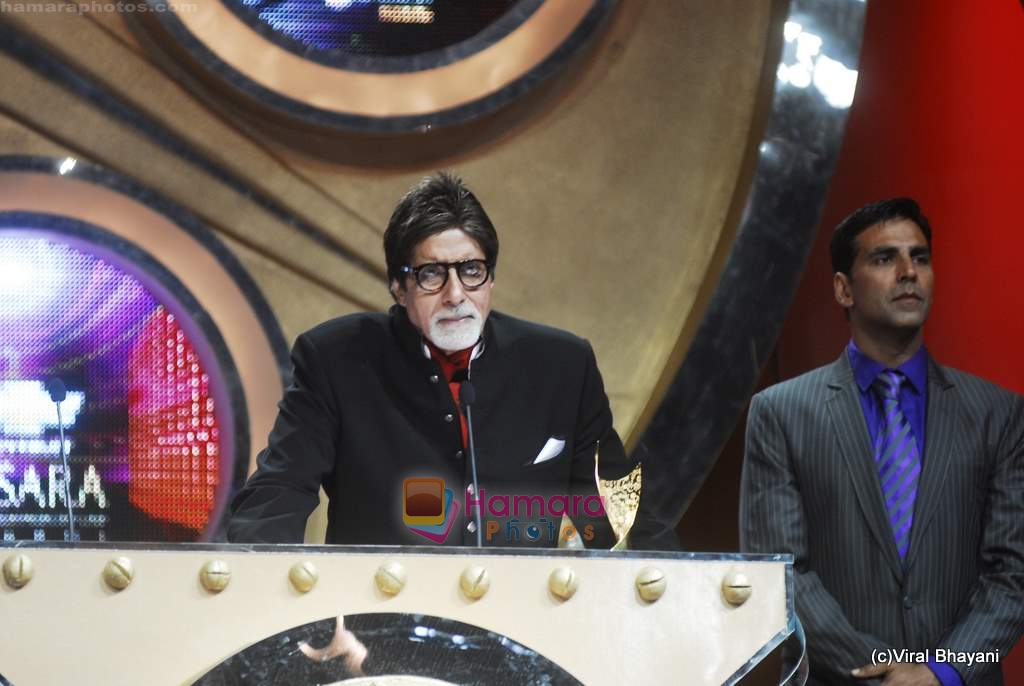 Amitabh Bachchan at the Red Carpet of Apsara Awards in Chitrakot Grounds on 8th Jan 2010 