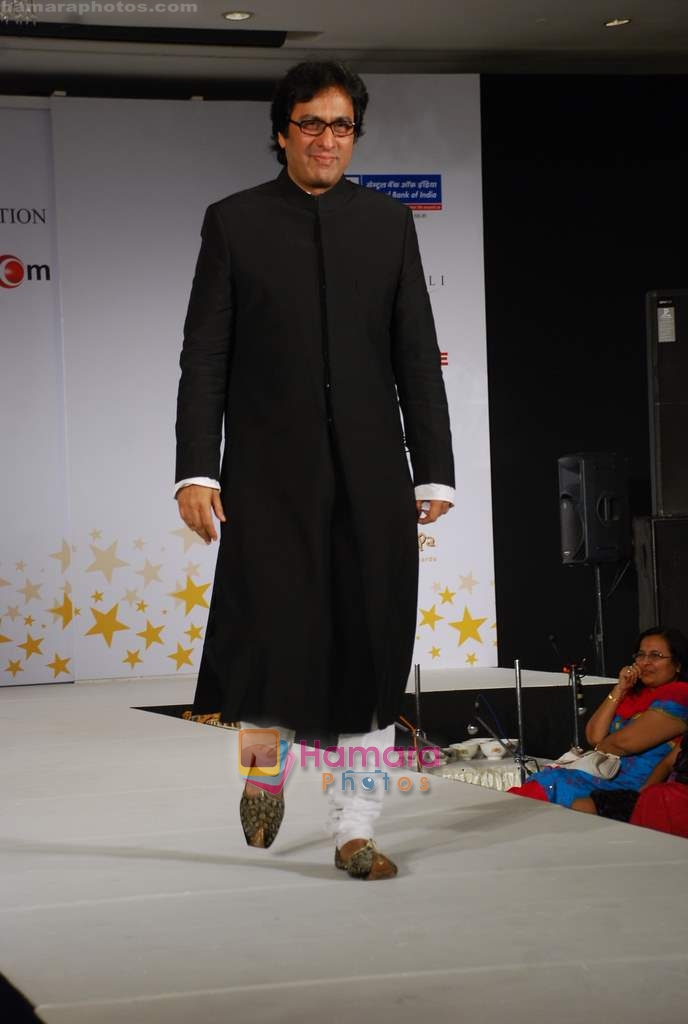 Talat Aziz at CPAA fashion show in Taj Hotel on 9th Jan 2010 