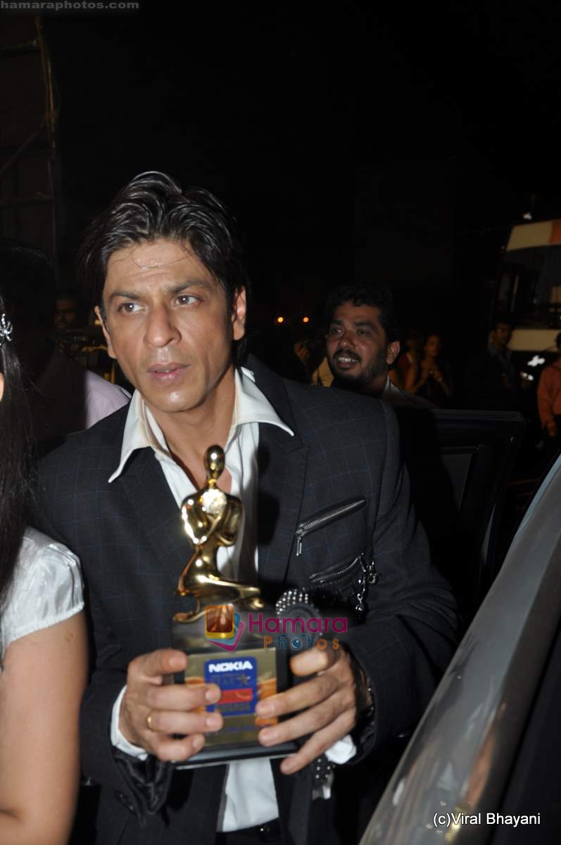 Shahrukh Khan at Star Screen Awards red carpet on 9th Jan 2010 
