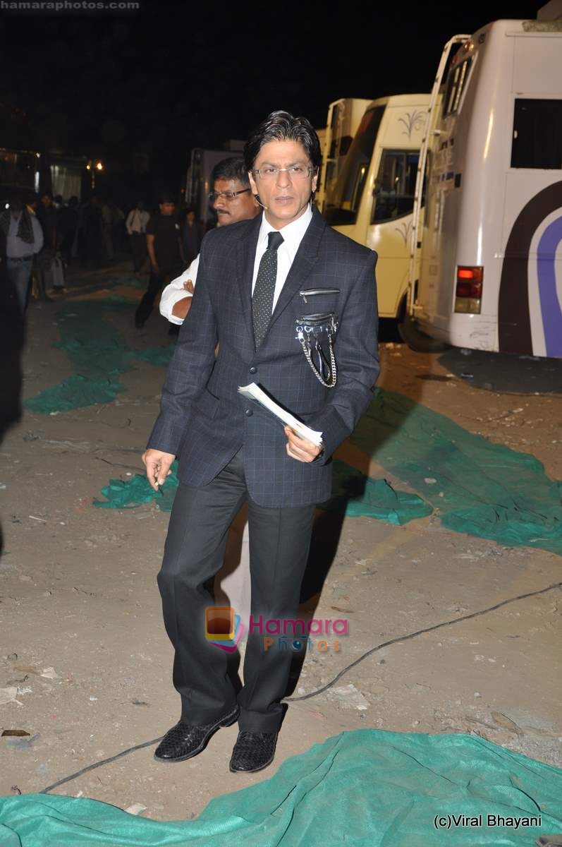 Shahrukh Khan at Star Screen Awards red carpet on 9th Jan 2010 