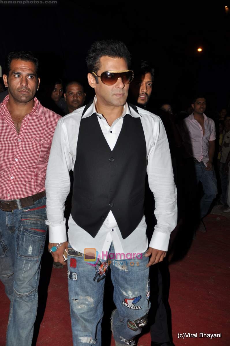 Salman Khan at Star Screen Awards red carpet on 9th Jan 2010 