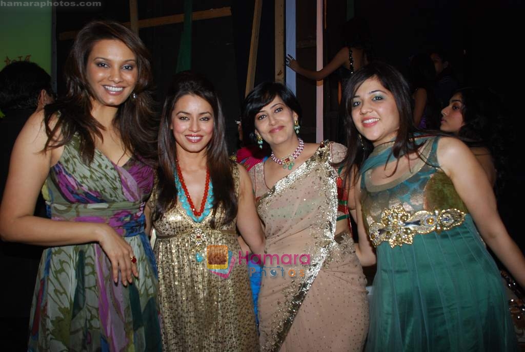 Diana Hayden, Mahima Chaudhary at CPAA fashion show in Taj Hotel on 9th Jan 2010 