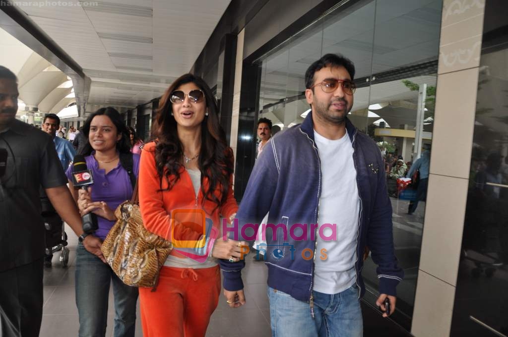 Shilpa and Raj Kundra arrive in Mumbai after marriage in London hosted by Keith Vaz in Mumbai Airport on 11th Jan 2010 