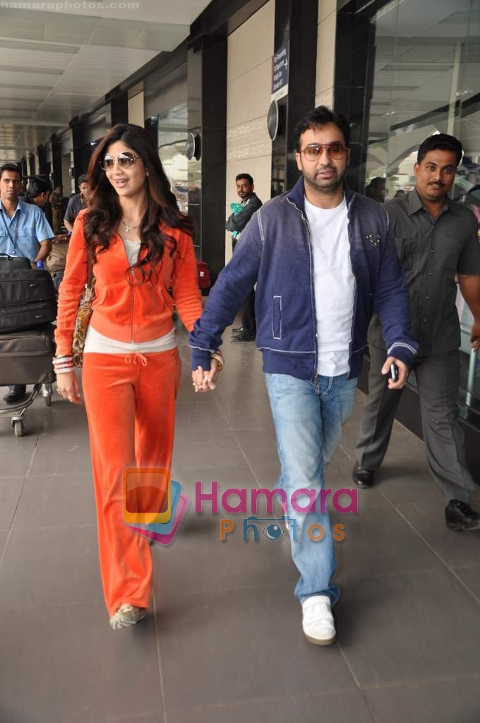 Shilpa and Raj Kundra arrive in Mumbai after marriage in London hosted by Keith Vaz in Mumbai Airport on 11th Jan 2010 