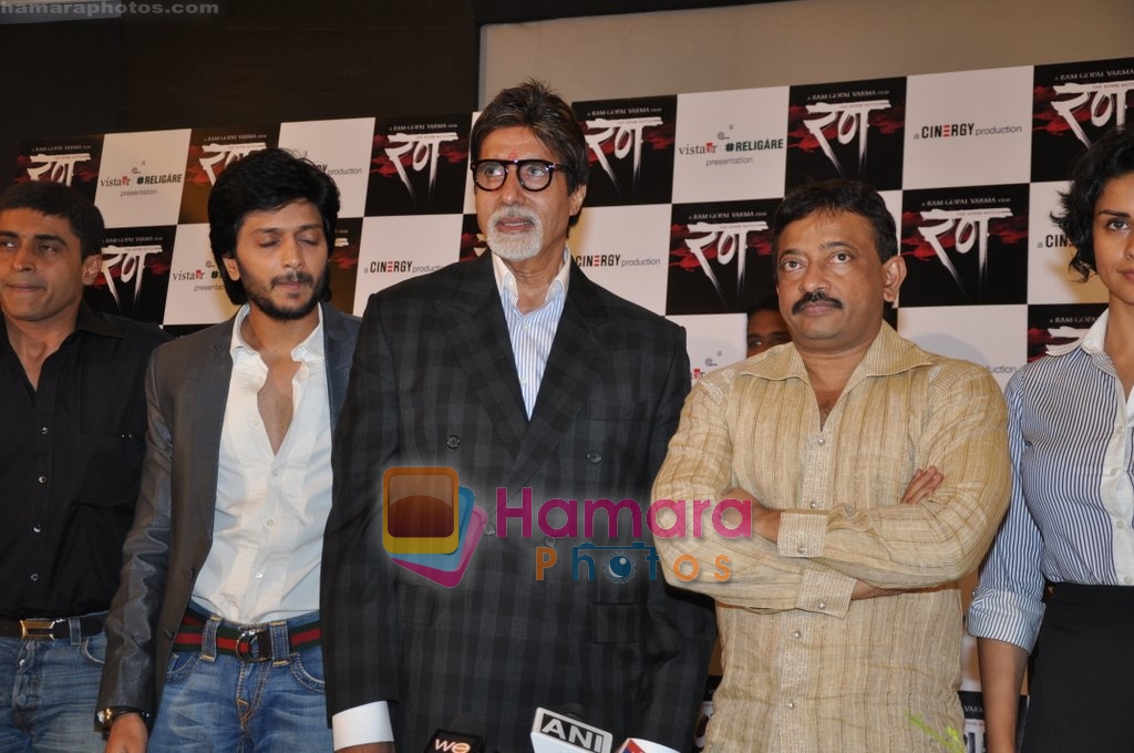 Ritesh Deshmukh, Amitabh Bachchan, Ram Gopal Verma at Rann Media meet in Taj Land's End, Bandra, Mumbai on 12th Jan 2010 