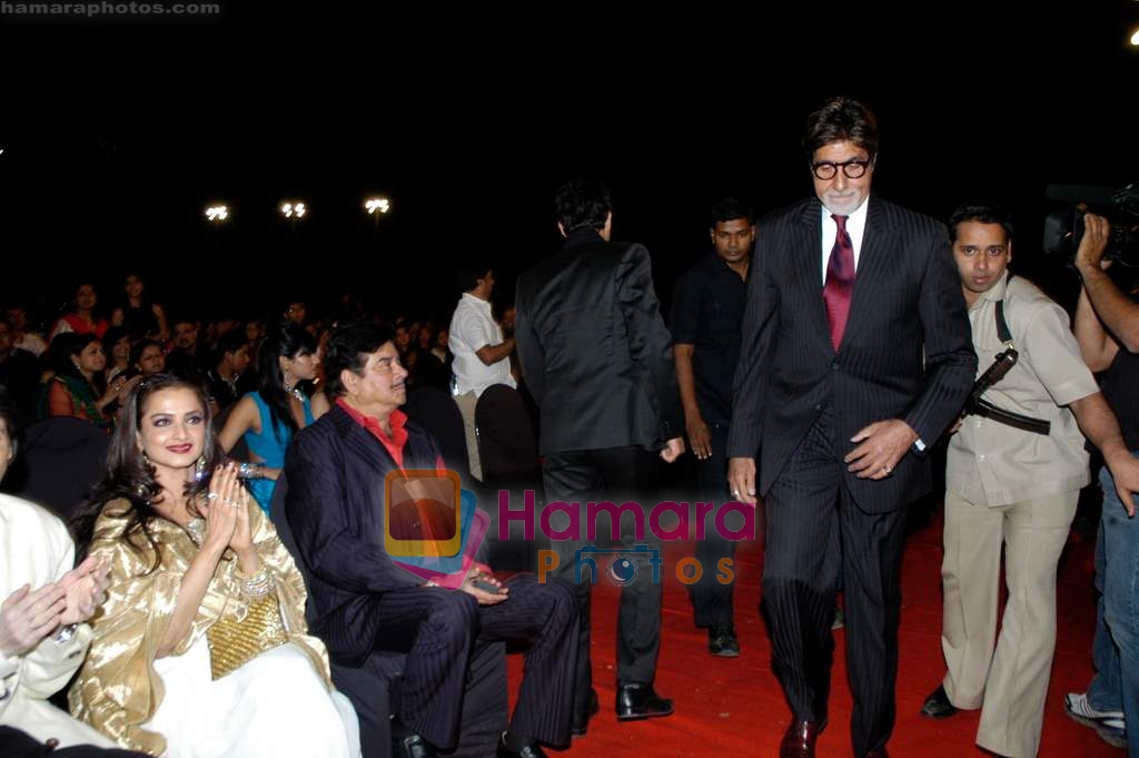 Rekha, Amitabh Bachchan at Stardust Awards on 17th Jan 2010 