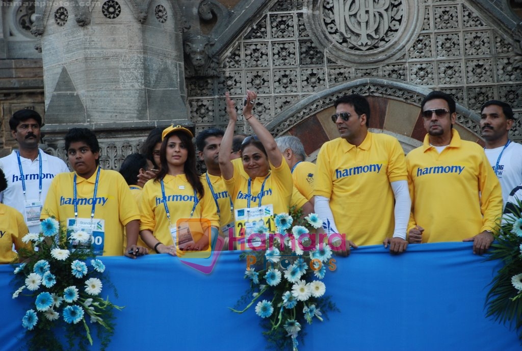 Akshay Kumar, Gulshan Grover, Tina Ambani, Anjana Sukhani at SCMM marathon in Mumbai on 17th Jan 2010 