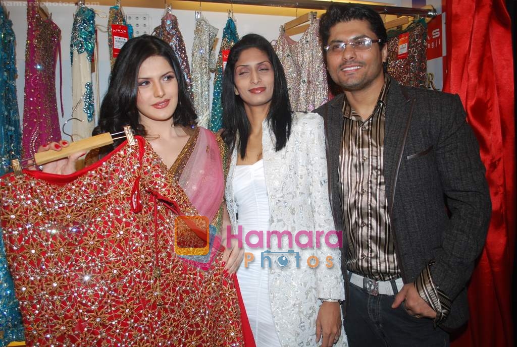 Zarine  Khan at the launch of Veer Libas Collection in Peddar Road on 19th Jan 2010 