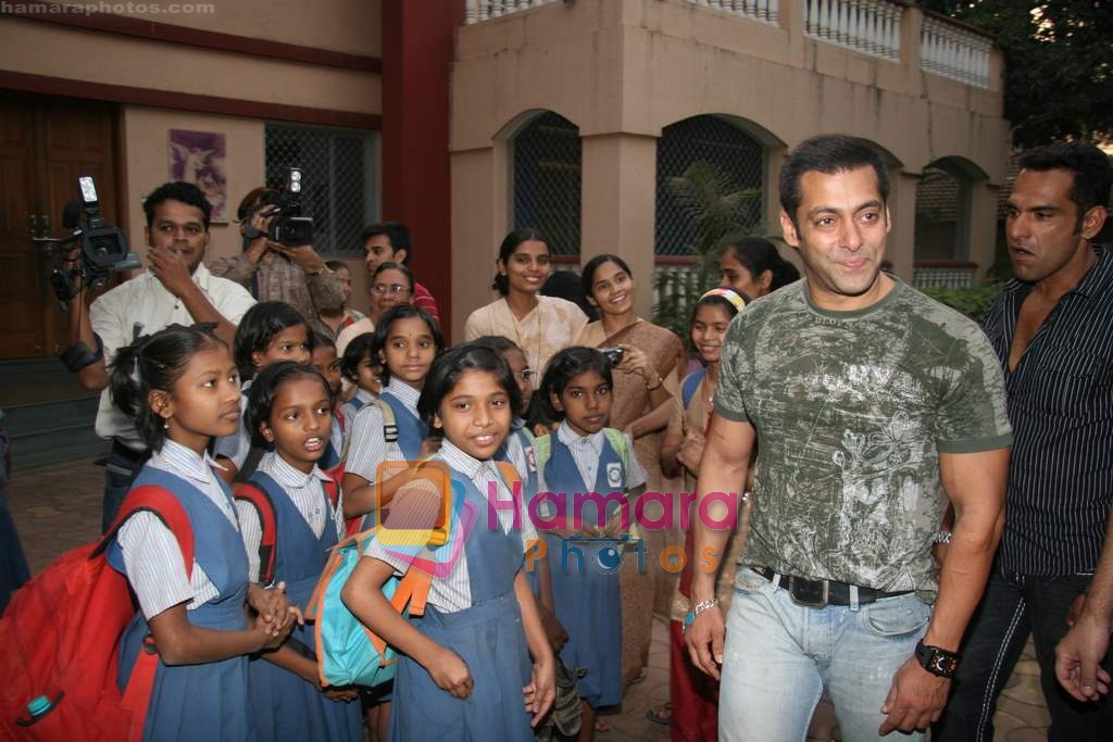 Salman Khan meets special kids at Veer Screening in Fun Republic, Mumbai on 22nd Jan 2010 