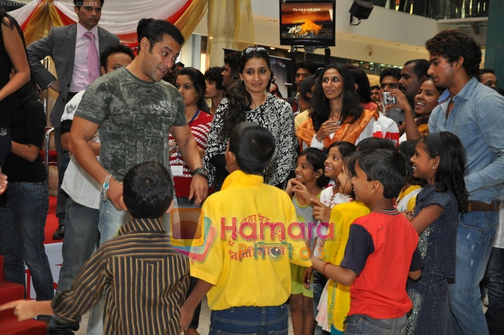 Salman Khan dances with Kids at Veer Ka Darbar in Inorbit, Mumbai on 22nd Jan 2010 
