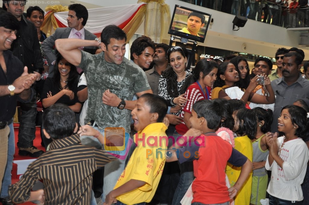 Salman Khan dances with Kids at Veer Ka Darbar in Inorbit, Mumbai on 22nd Jan 2010 
