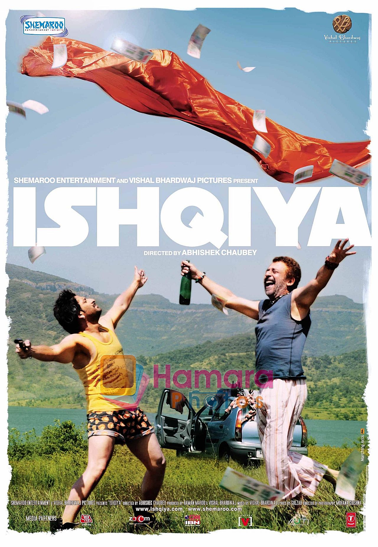 Arshad Warsi, Naseruddin Shah in the still from movie Ishqiya 