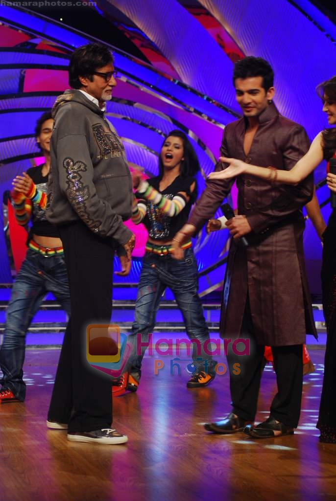 Amitabh Bachchan, Jay Bhanushali on the sets of Dance India Dance on 25th Jan 2010 