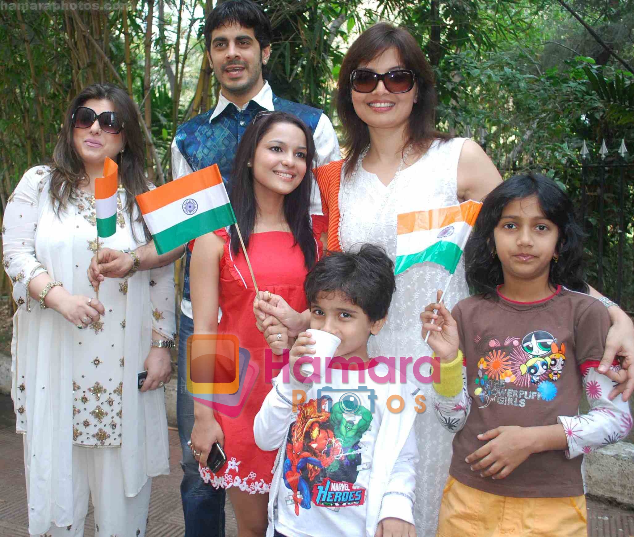 Actress Delnaz Paul,Actor Kaishav Arora with Actress Chitrashi Rawat,Deepshikha Nagpal with her Children at Deepshikha's directorial debut Yeh Dooriyan on 26th Jan 2010