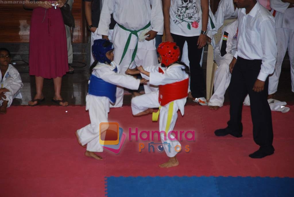 SRK with kids Aryan and Suhana at Maharastra State open Taekwondo competition in Nariman Point on 8th Feb 2010 