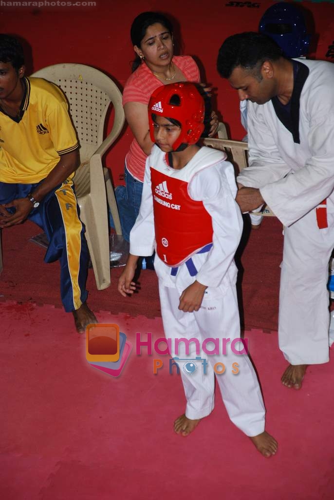 SRK with kids Aryan and Suhana at Maharastra State open Taekwondo competition in Nariman Point on 8th Feb 2010 