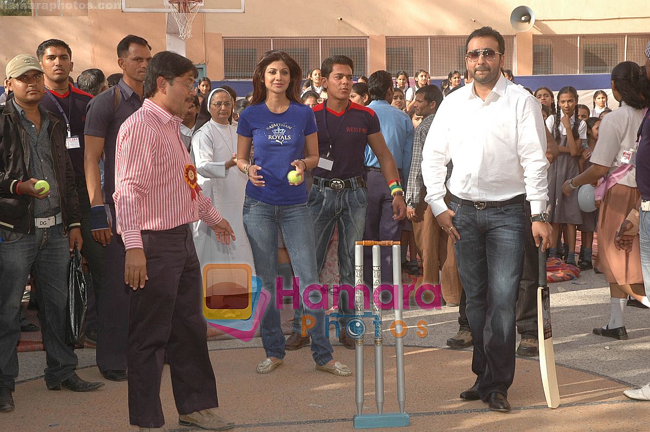 Shilpa Shetty, Raj Kundra play cricket with school kids of Mt Carmel School in Ahmedabad on 10th feb 2010 ~0