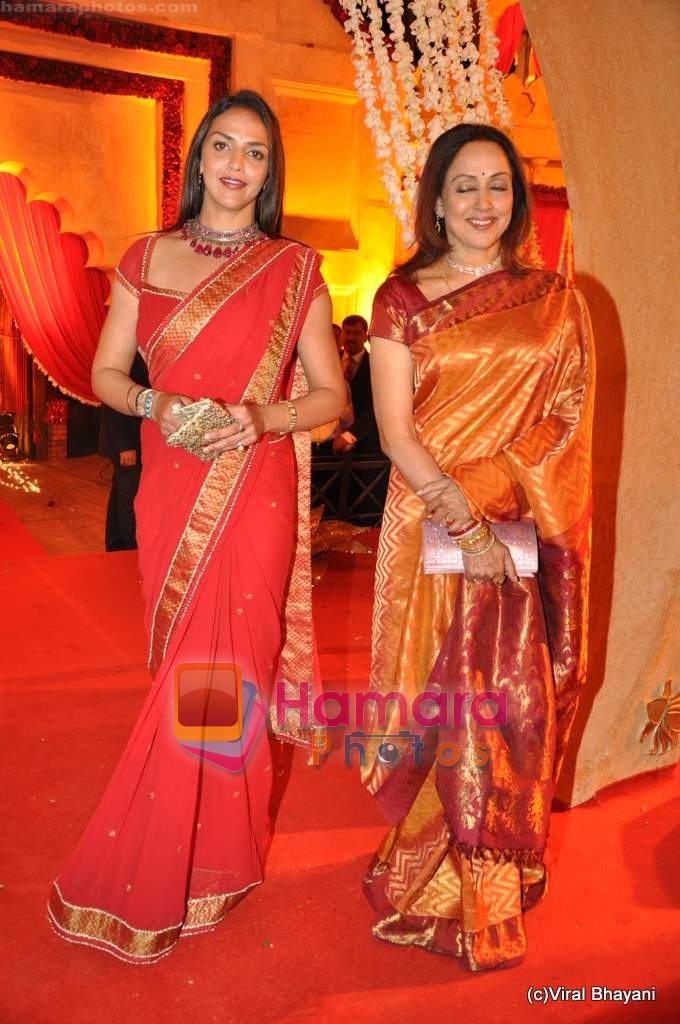 Esha Deol, Hema Malini at Saurabh Dhoot and Radhika Singal's wedding in Turf Club on 16th Feb 2010 ~0