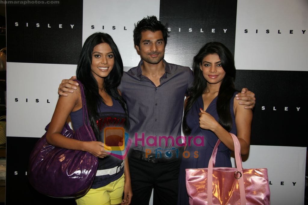 Hanif Hilal at the launch of Sisley's Spring Summer Collection in Palladium, Mumbai on 23rd Feb 2010 