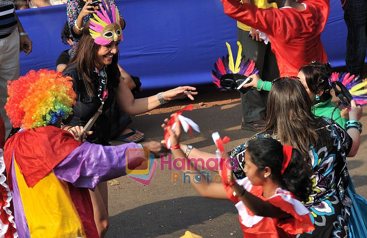 Deepshikha Nagpal and Chitrashi Rawat with Delnaz Paul at Deepshika's  carnival sojourn on shooting on 13th Feb 2010