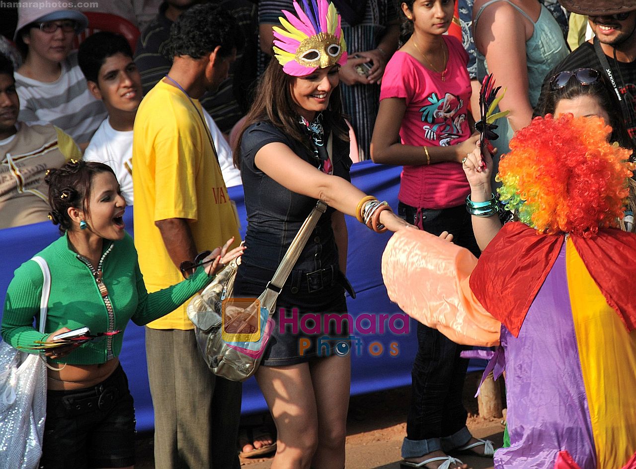Deepshikha Nagpal and Delnaz Paul with Chitrashi Rawat at Deepshika's  carnival sojourn on shooting on 13th Feb 2010