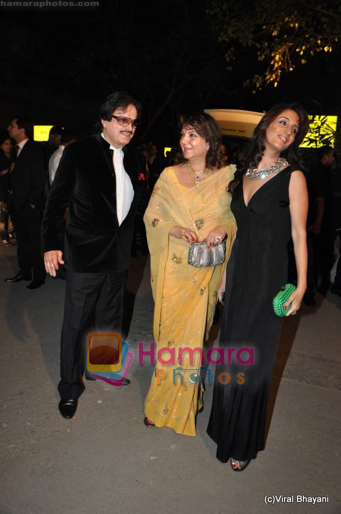Sanjay Khan, Zarine Khan, Farah Ali Khan at Filmfare Awards red carpet on 27th Feb 2010 