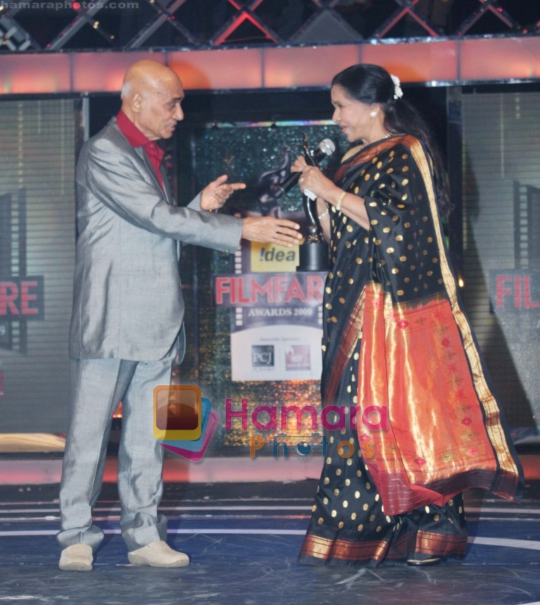 Asha Bhosle presents  Lifetime Achievement Award to Khayyam at the 55th Idea Filmfare Awards 2009 in Mumbai on 27th Feb 2010